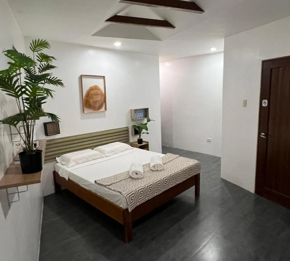 White House Panglao Apartment